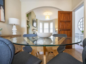 Pass the Keys Amazing 2BR Townhouse in Fab District - Queens Uni